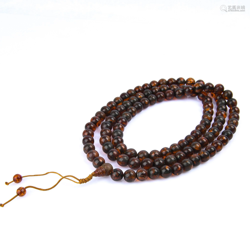 AN AMBER BEAD NECKLACE