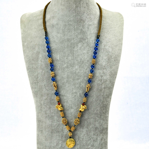 A GOLD AND BLUE GLASS NECKLACE