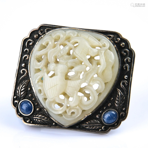 A WHITE JADE-INLAID SILVER BELT-BUCKLE.QING PE…