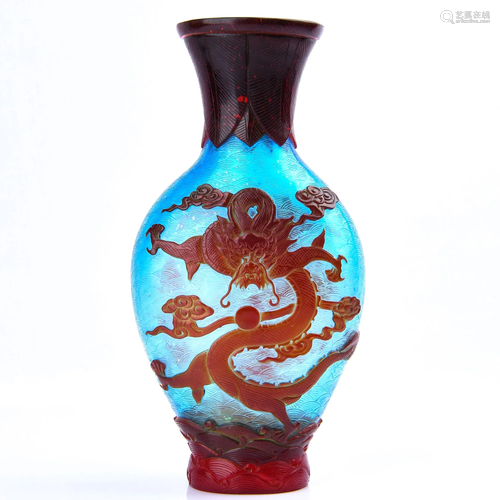 A RED-OVERLAY BLUE GLASS VASE.MARK OF QIANL…