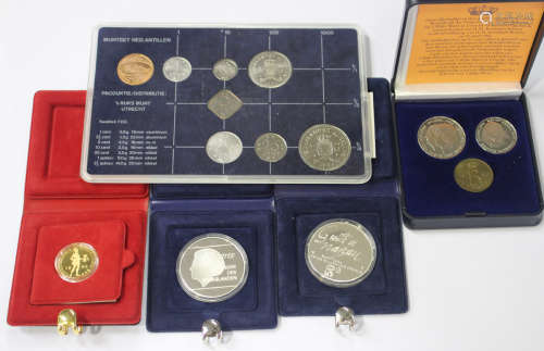 A Netherlands gold ducat 1985, together with a small group of other late 20th century Netherlands