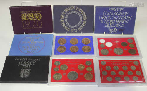 A large collection of Royal Mint and other commemorative coins and year sets.Buyer’s Premium 29.