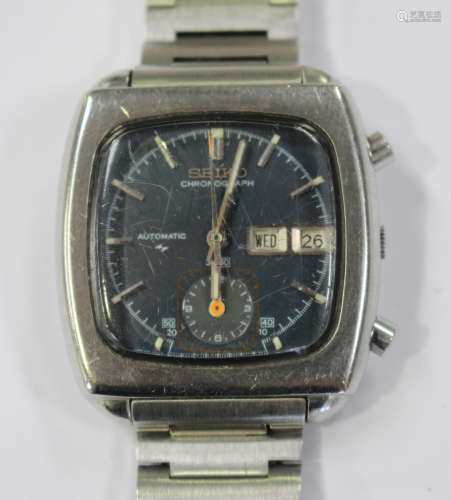 A Seiko Chronograph Automatic stainless steel gentleman's bracelet wristwatch, the signed black dial