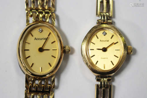 An Accurist Quartz 9ct gold lady's bracelet wristwatch with signed gilt oval dial, case width 1.5cm,