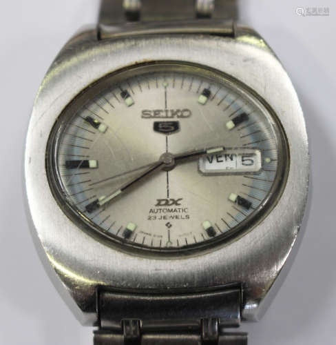A Seiko 5 DX Automatic stainless steel cased gentleman's bracelet wristwatch, the signed silvered