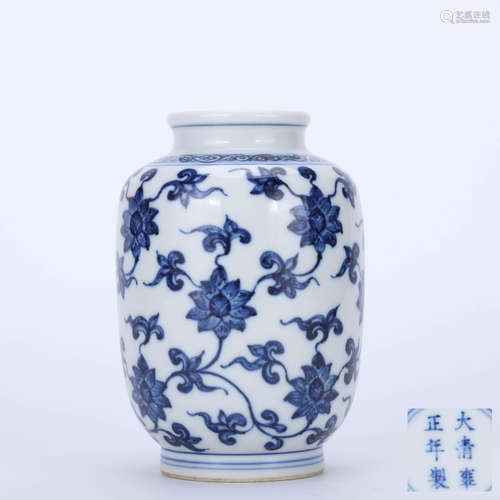 A Chinese Blue and White Floral Porcelain Vase