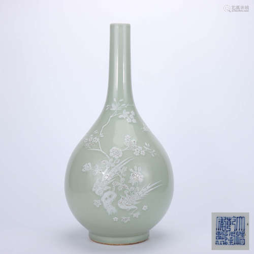 A Chinese Pea Green Glazed Flower&Bird Pattern Porcelain Vase