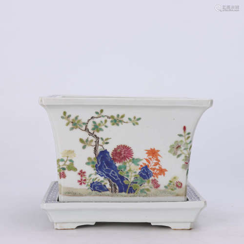 A Chinese Famille Rose Floral Porcelain Flowerpot