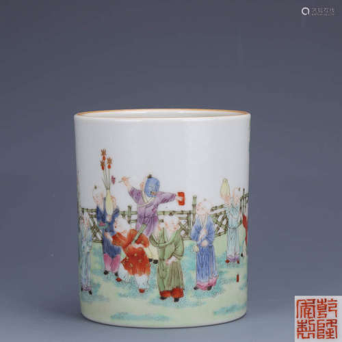 A Chinese Famille Rose Figure Painted Porcelain Brush pot