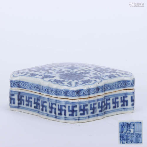 A Chinese Blue and White Floral Porcelain Box with Cover