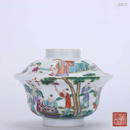 A Chinese Famille Rose Porcelain Bowl with Cover