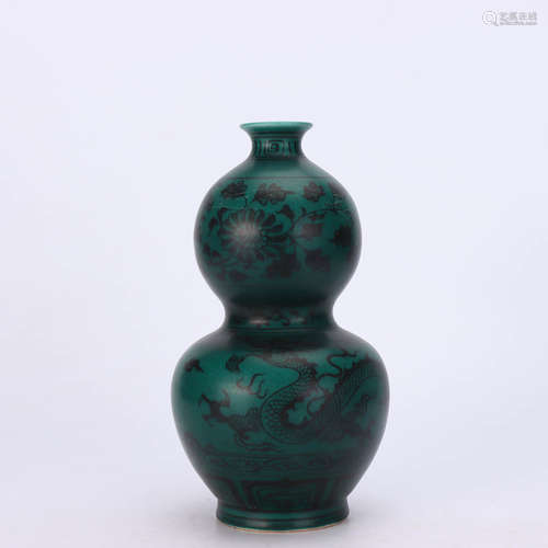 A Chinese Peacock Green Glazed Dragon Pattern Porcelain Gourd-shaped Vase