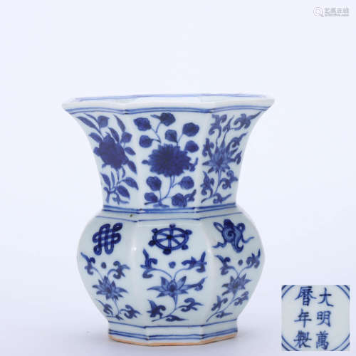 A Chinese Blue and White Floral Porcelain Slag bucket