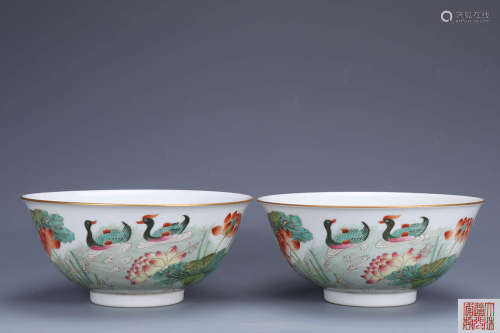 A Pair of Chinese Famille Rose Gild Painted Porcelain Bowls