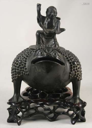 Bronze Three-Legged Toad-Form Censer and Figural-Form Cover, 19th/20th Century