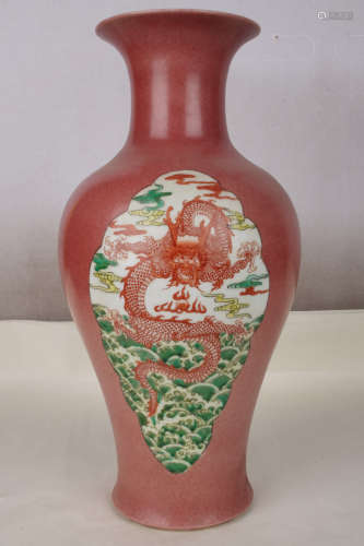 A Chinese  Dragon Pattern Porcelain Vase