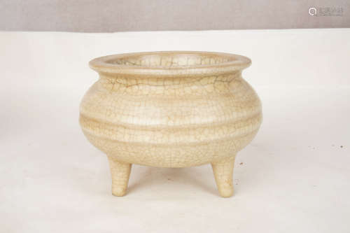 A Chinese Ge Glazed Porcelain Square Incense Burner