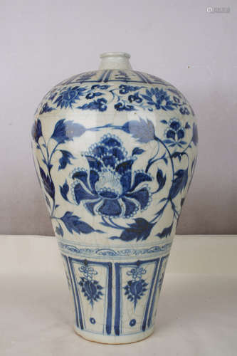 A Chinese Blue and White Porcelain Vase
 with Peony Patterns