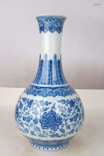 A Chinese Blue and White Floral  Porcelain Vase