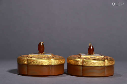 A Chinese Gild Agate Lotus Pattern Box with Cover