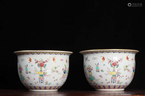 A Chinese Famille Rose Porcelain Flowerpot