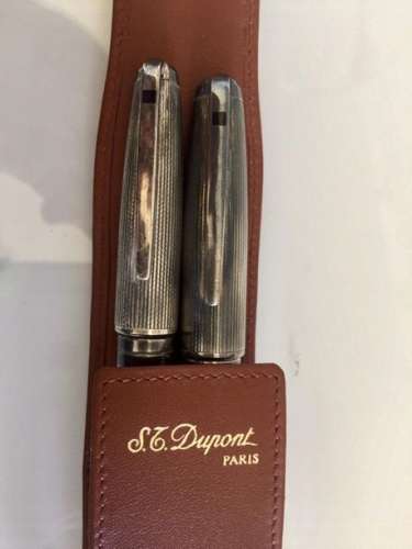 DUPONT Pen and pencil set from the Olympio large range. Silver-plated with barley grain decoration, rhodium-plated attributes. Medium 18-carat gold nib, cartridge or converter filling. Case. (condition of use)                                                                                                                                                                                                                                                                                                                         估价            100 - 200 EUR                                                                                                                                                                * 不计佣金。