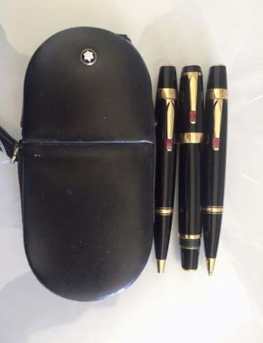 MONTBLANC - BOHEME ROSE Set consisting of a mechanical pencil, a fountain pen and a black resin ballpoint pen, synthetic sapphire clip, gold metal finishes, gold retractable nib. Accompanied by its case from the House of Montblanc.  (as used)                                                                                                                                                                                                                                                                                                                         估价            200 - 300 EUR                                                                                                                                                                * 不计佣金。