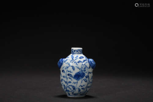 Qing dynasty blue and white snuff bottle with flowers pattern