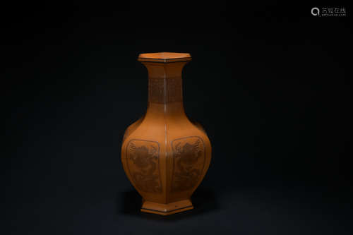 Qing dynasty lacquer ware bottle with dragon pattern