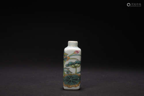 Qing dynasty multicolored snuff bottle with flowers pattern