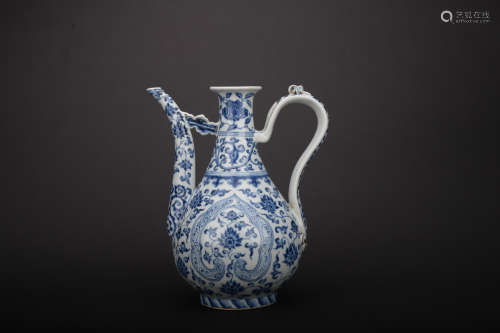 Ming dynasty blue and white flagon with flowers pattern