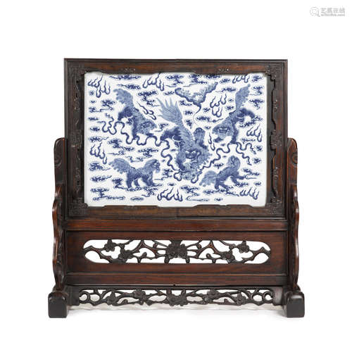 A BLUE AND WHITE PORCELAIN TABLE SCREEN  Late Qing/Republic period