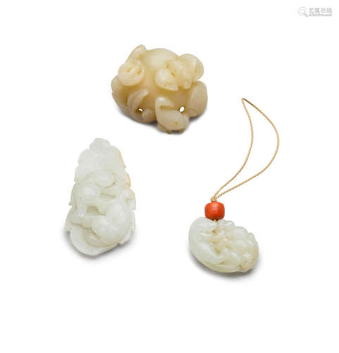 A GROUP OF THREE SMALL JADE CARVINGS