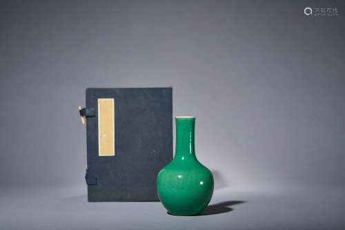 十八世纪 绿哥釉天球瓶