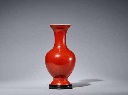 清十八世纪 珊瑚红釉盘口瓶