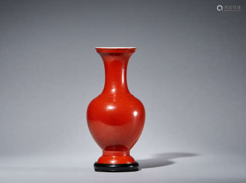 清十八世纪 珊瑚红釉盘口瓶