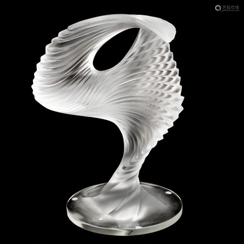 Lalique Art Glass Moyen Modele Trophy Sculpture