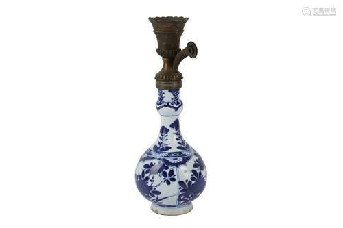 AN 19TH CENTURY CHINESE BLUE AND WHITE PORCELAIN VASE