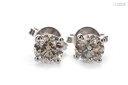 A PAIR OF DIAMOND STUD EARRINGS