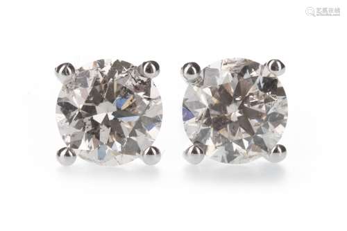 A PAIR OF DIAMOND STUD EARRINGS