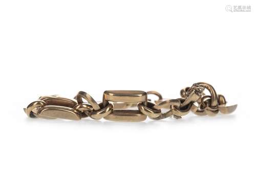 A GOLD BRACELET