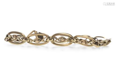 A GOLD BRACELET