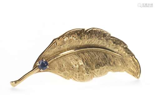 A GOLD FEATHER BROOCH