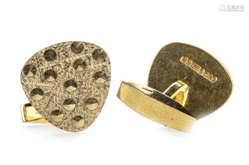 A PAIR OF 1960'S GOLD CUFFLINKS