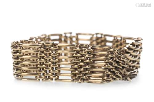 A GOLD GATELINK BRACELET