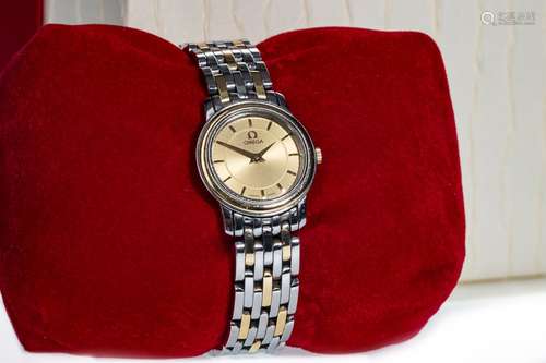 A LADY'S OMEGA DE VILLE STAINLESS STEEL QUARTZ WRIST WATCH