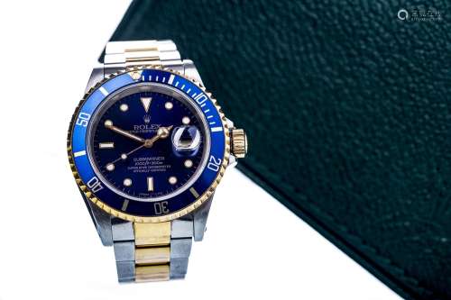 A GENTLEMAN'S ROLEX OYSTER PERPETUAL DATE SUBMARINER STAINLESS STEEL BI COLOUR AUTOMATIC WRIST WATCH