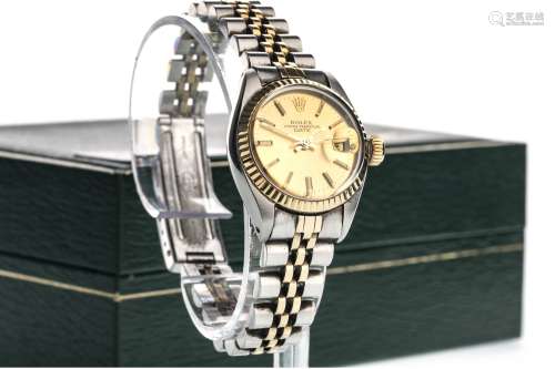 A LADY'S ROLEX OYSTER PERPETUAL DATE STAINLESS STEEL BI COLOUR AUTOMATIC WRIST WATCH