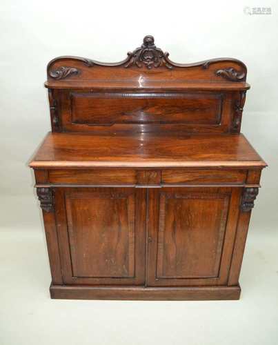 A 19TH CENTURY ROSEWOOD CHIFFONIER, with shaped single panelled upstand with display shelf, the base