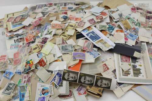 A LARGE BOX OF MANY HUNDREDS OF WORLD STAMPS, for sorting